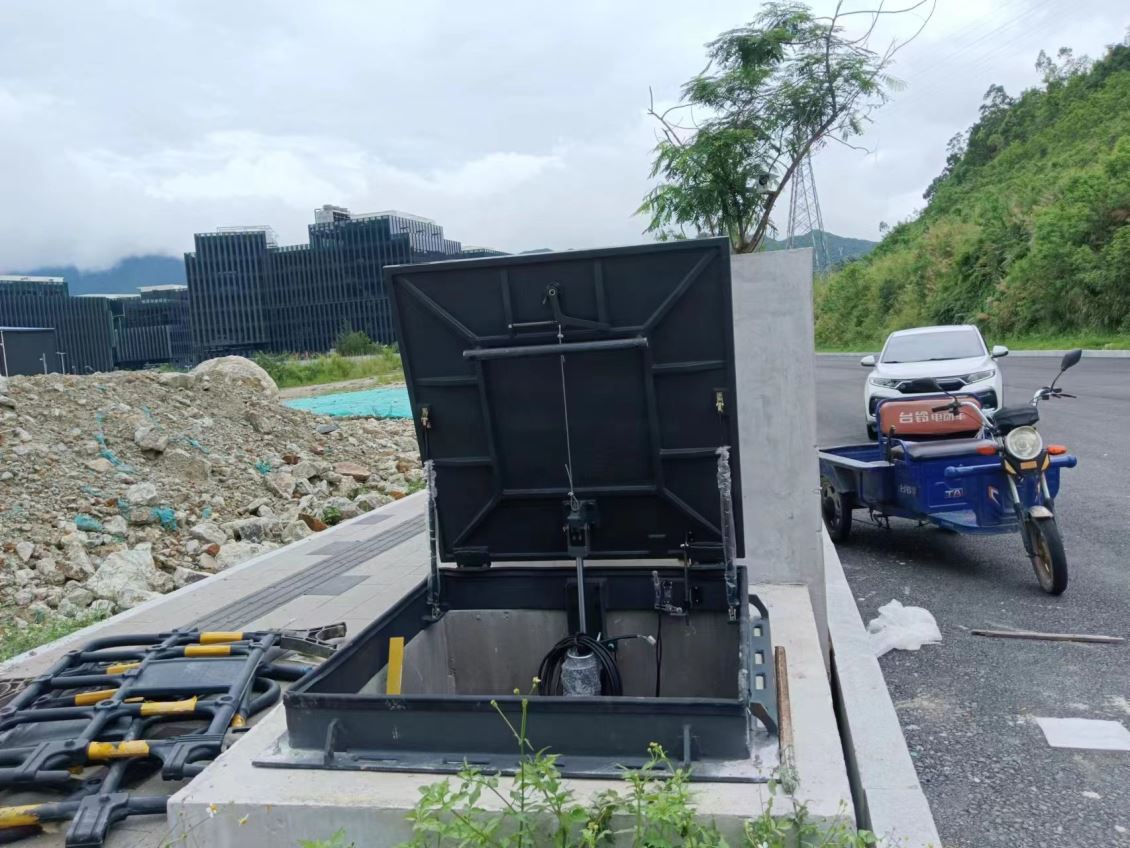深圳核坝路工地-液压井盖